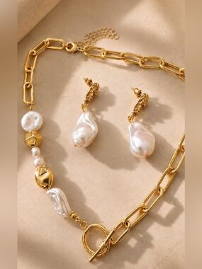 Statement Gold-tone Chain & Baroque Pearl Necklace - Toggle Clasp